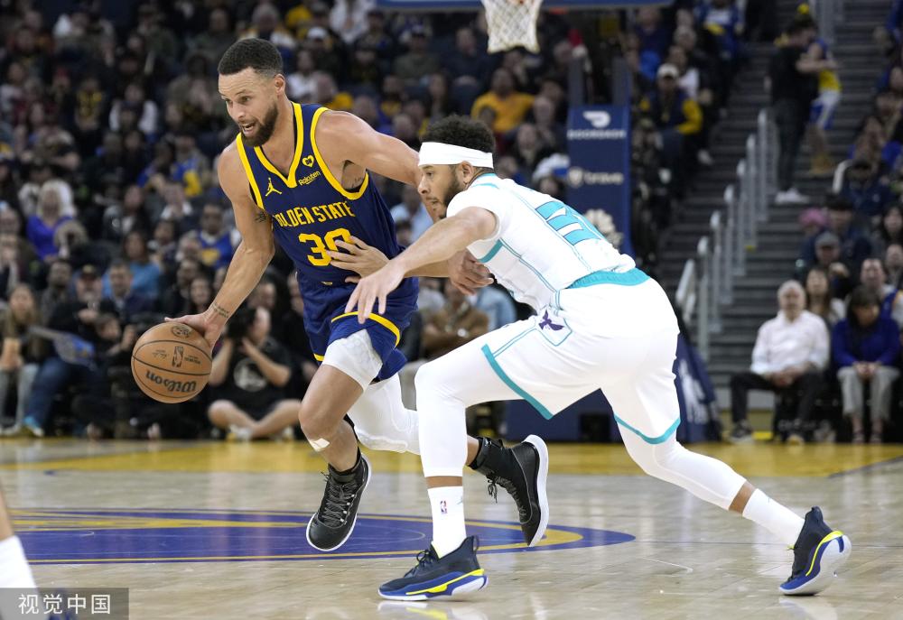 高举奖杯的 高举奖杯的